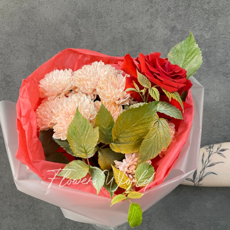 Букет «Комплимент с хризантемами и розой»