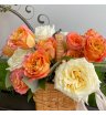 Лукошко с персиковыми розами 1