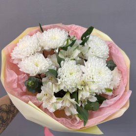 Букеты с хризантемами «Мини облачко» от интернет-магазина «Flowers World» в Чите