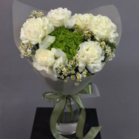 Сборный букет «Зелёная искра» от интернет-магазина «Flowers World» в Чите