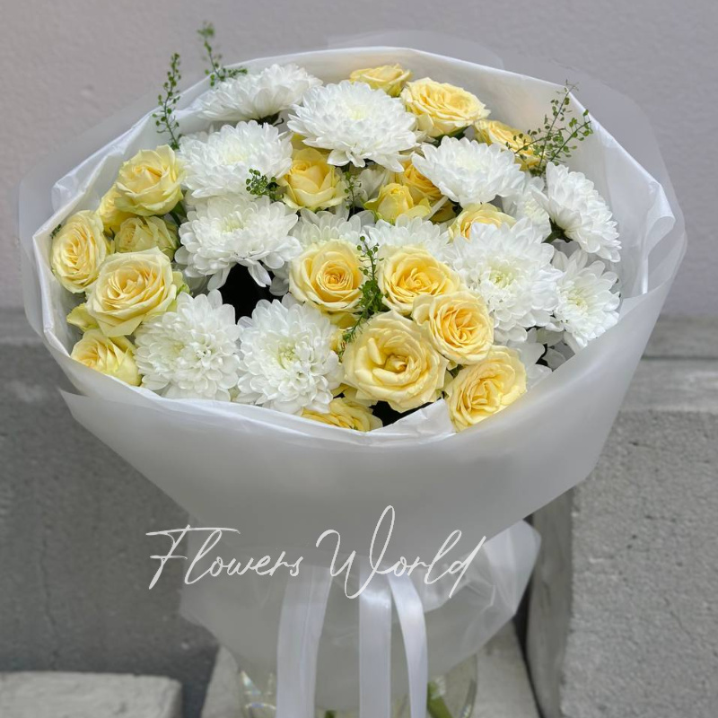 Дуо букет с кустовой сливочной розой и хризантемой