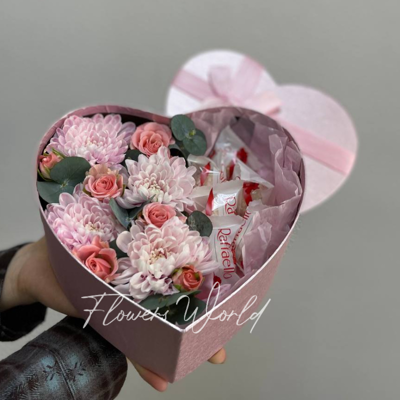 Композиция с розочками в шляпной коробочке