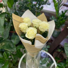 Комплимент из белых высоких роз от интернет-магазина «Flowers World» в Чите