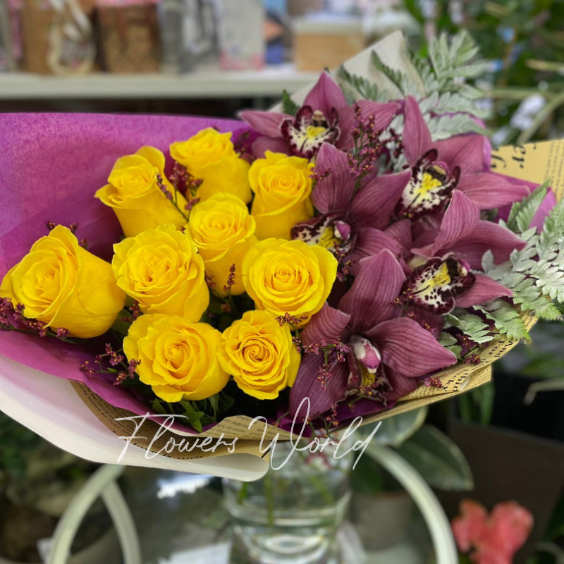 Букет «Из желтых роз и орхидей»