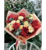 Из красных роз Нина и кремовых кустовых роз